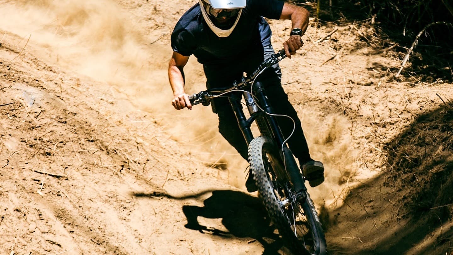 Rider de AMBA tomando una curva en tierra
