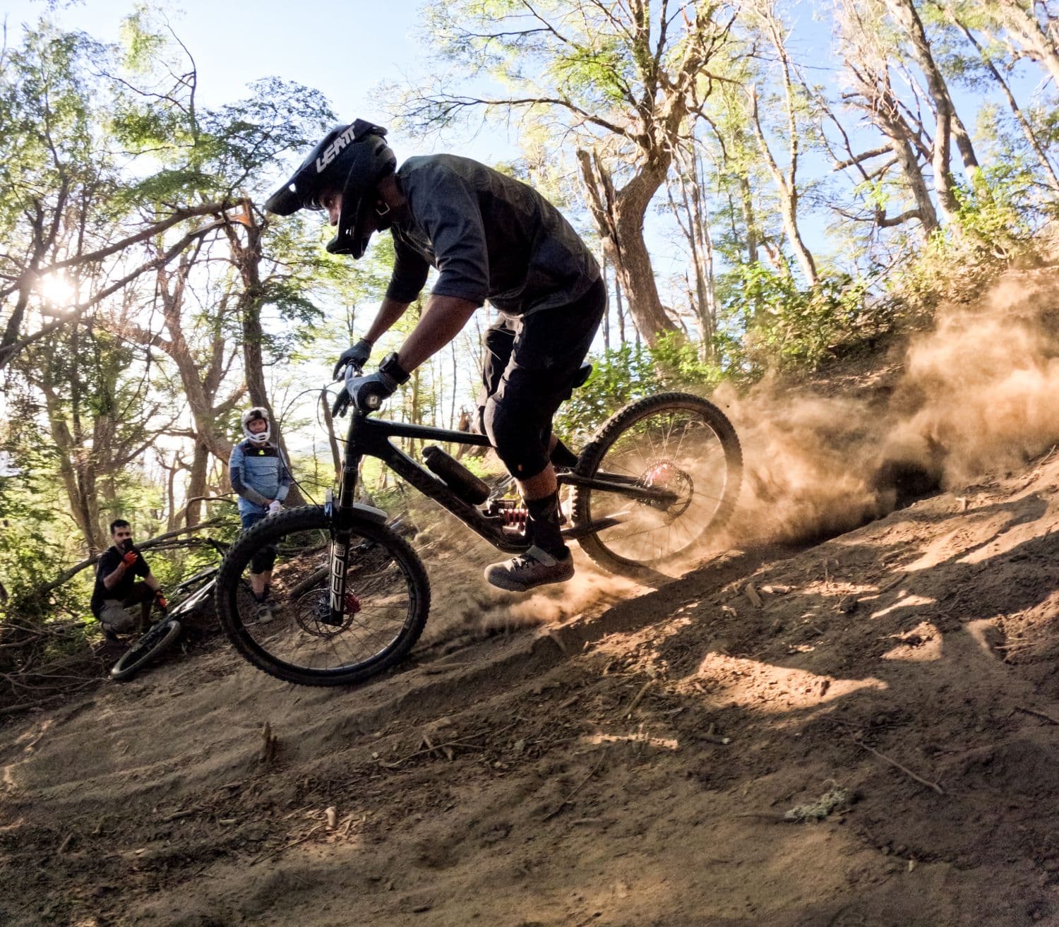 Rider de AMBA tomando una curva en el bosque