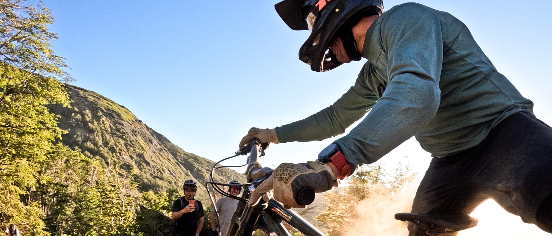 Rider de AMBA Racing tomando una curva en tierra