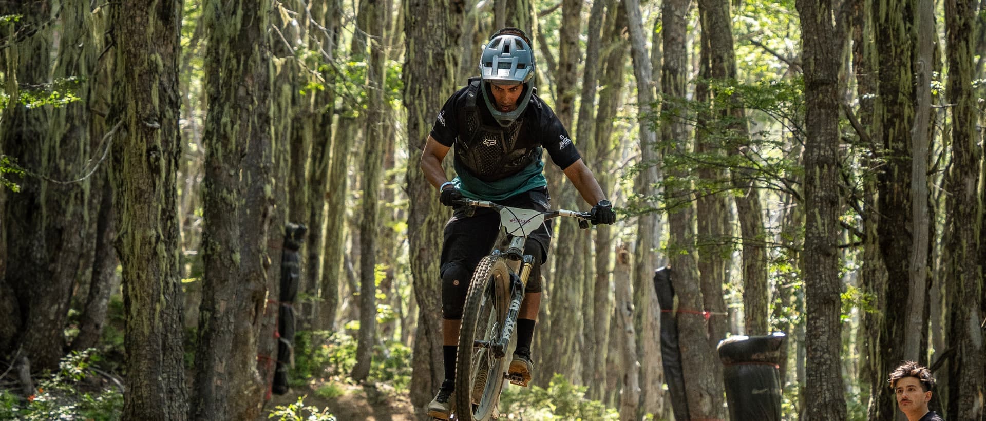 Rider de AMBA saltando en el bosque