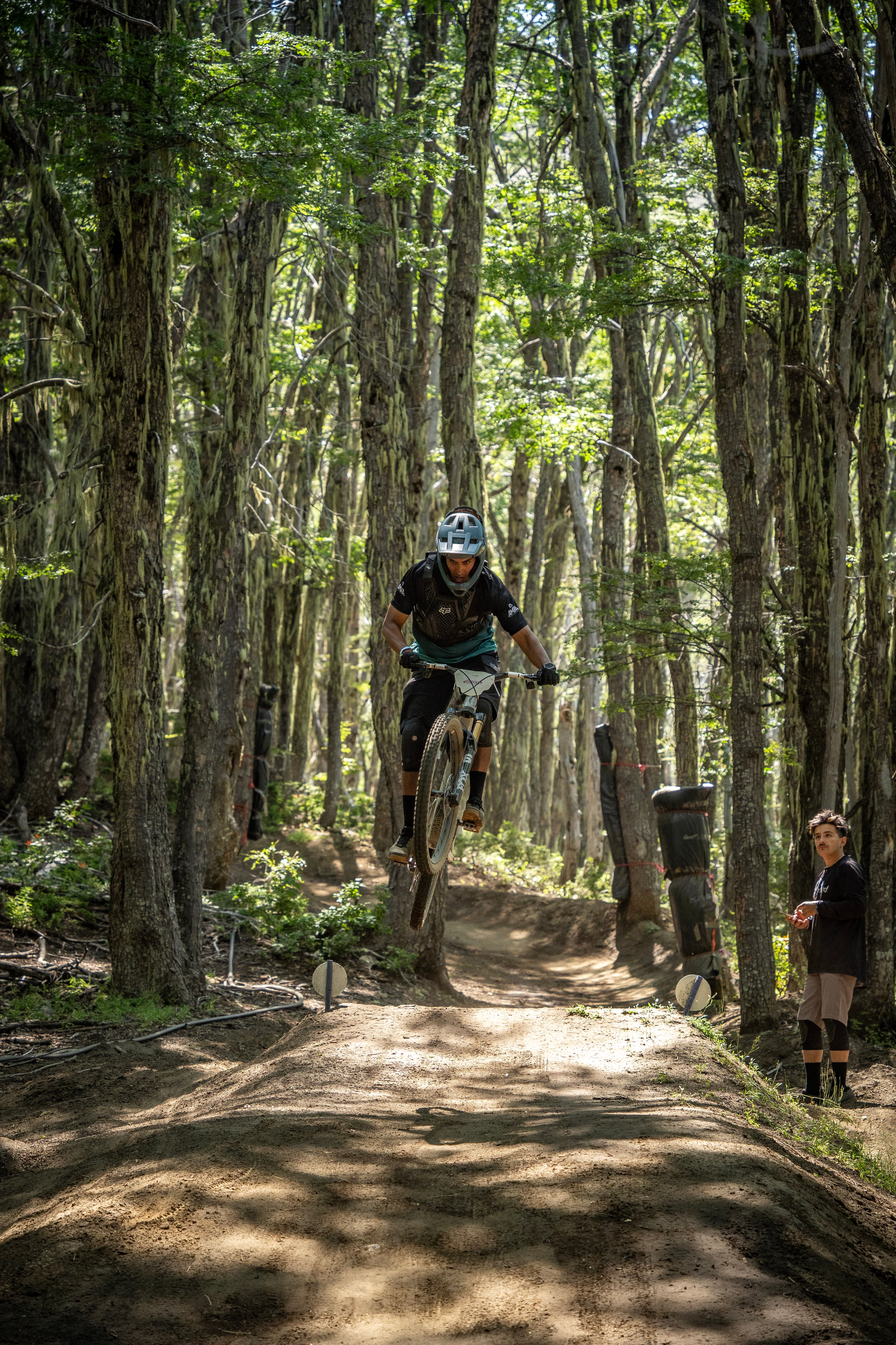 Rider de AMBA saltando en el bosque